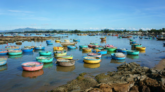 伟大的景观亚洲国家色彩斑斓的越南海滩与集团充满活力的小圆舟<strong>海边</strong>蓝色的天空新鲜的空气阳光明媚的一天令人惊异的视线为越南旅行<strong>钓鱼</strong>村夏天