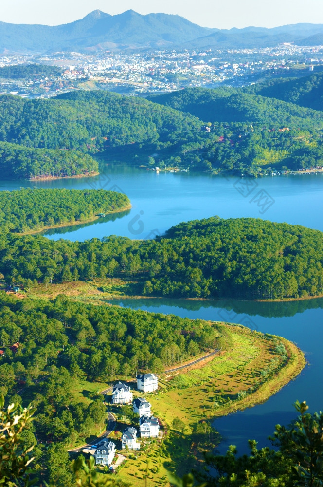 神奇的景观生态湖为旅行大叻越南南新鲜的大气别墅在森林印象形状山而且山从高视图美妙的假期为生态旅游春天