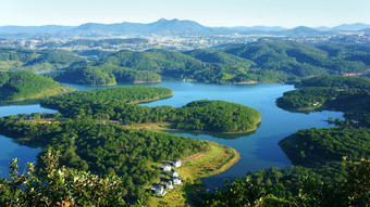 神奇的景观生态湖为旅行大叻越南南新鲜的大气别墅在森林印象形状山而且山从高视图美妙的假期为生态<strong>旅游春</strong>天