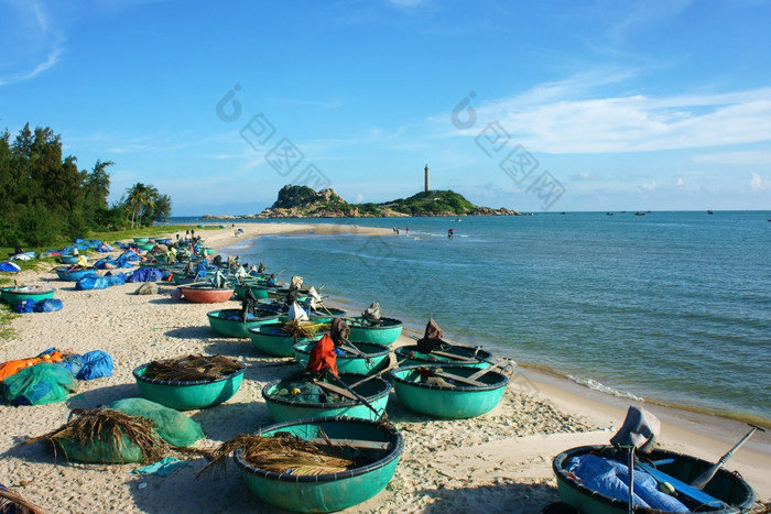 美丽的景观越南海滩集团船沙子人旅行海滨角遥远的蓝色的天空绿色树使不错的场景为越南南旅行