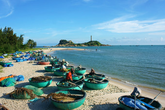美丽的<strong>景观越南</strong>海滩集团船沙子人旅行海滨角遥远的蓝色的天空绿色树使不错的场景为<strong>越南</strong>南旅行