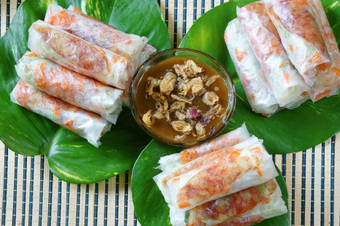 越南食物bia街食物零食那美味的胆固醇免费的使从干小虾蔬菜香肠花生大米纸卷酱汁Bobia受欢迎的零食越南