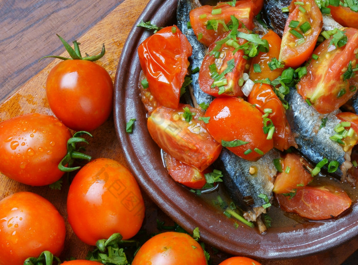 越南食物炖鱼与番茄受欢迎的菜越南餐便宜的美味的营养而且新鲜的生材料鱼炖肉与鱼酱汁糖季节与番茄香料