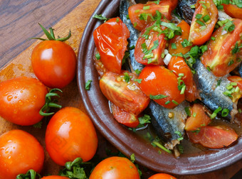 越南食物炖鱼与番茄受欢迎的菜越南餐便宜的美味的营养而且新鲜的生材料鱼炖肉与鱼酱汁糖季节与番茄香料