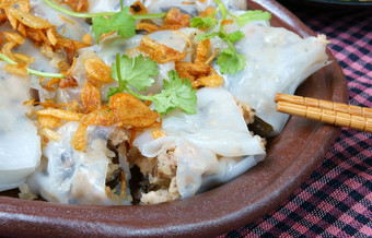 越南食物球Cuon的名字大米面条卷滚蛋糕使从大米面糊填满与蘑菇猪肉服务与越南猪肉香肠切片黄瓜豆豆芽而且酱汁