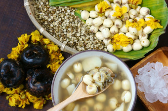 越南食物甜蜜的莲花种子粥成分莲花豆绿豆豆水栗而且糖糖果这越南菜为甜点零食非常美味的美味的营养使睡眠好吧