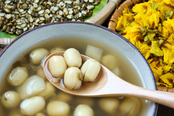 越南食物甜蜜的莲花种子粥成分莲花豆绿豆豆水栗而且糖糖果这越南菜为甜点零食非常美味的美味的营养使睡眠好吧