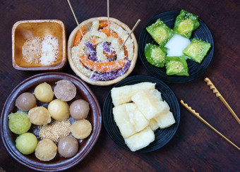 越南街食物甜蜜的蛋糕受欢迎的零食越南海绵蛋糕蚕蛋糕manioc蒸汽与椰子牛奶季节与seasame盐