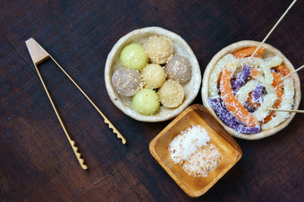 <strong>越南</strong>街食物甜蜜的蛋糕受欢迎的零食<strong>越南</strong>海绵蛋糕蚕蛋糕manioc蒸汽与椰子牛奶季节与seasame盐
