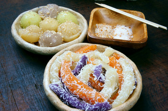越南街食物<strong>甜蜜</strong>的蛋糕受欢迎的零食越南海绵蛋糕蚕蛋糕manioc蒸汽与椰子牛奶<strong>季</strong>节与seasame盐