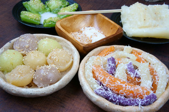 越南街食物甜蜜的蛋糕受欢迎的零食越南海绵蛋糕蚕蛋糕manioc蒸汽与椰子牛奶季节与seasame盐