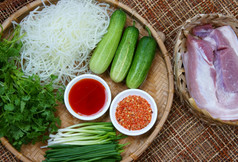 越南食物肉丸使从地面肉美味的受欢迎的街食物越南餐季节与蔬菜黄瓜葱木瓜而且面包这菜过程大叻风格