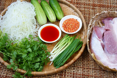 越南食物肉丸使从地面肉美味的受欢迎的街食物越南餐季节与蔬菜黄瓜葱木瓜而且面包这菜过程大叻风格