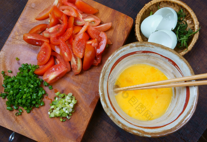 越南食物番茄跳蛋受欢迎的越南食物越南南餐成分蛋番茄季节与葱胡椒verry营养便宜的菜为饮食vegeterian反癌症