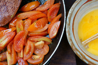 越南食物番茄跳蛋受欢迎的越南食物越南南餐成分蛋番茄季节与葱胡椒verry营养便宜的菜为饮食vegeterian反癌症