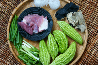 越南食物汤苦瓜塞与地面肉营养受欢迎的菜越南餐苦葫芦丰富的vintamin可以反糖尿病季节与春天洋葱peziza