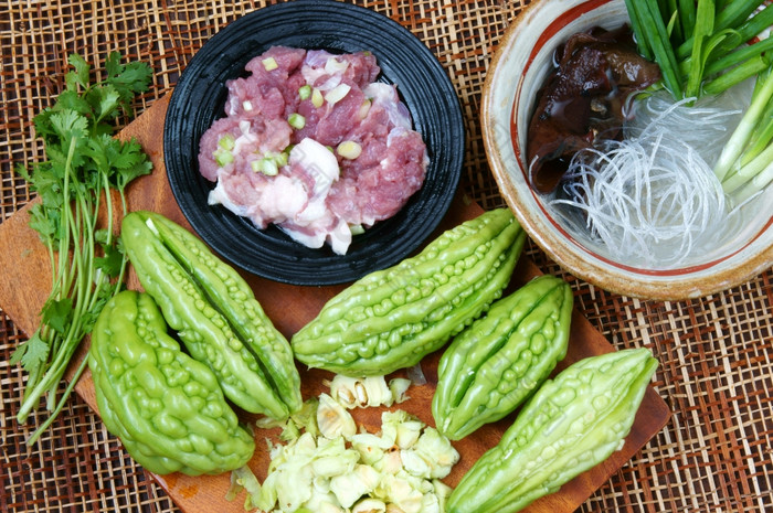 越南食物汤苦瓜塞与地面肉营养受欢迎的菜越南餐苦葫芦丰富的维生素可以反糖尿病季节与春天洋葱peziza