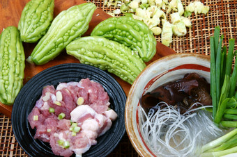越南食物汤苦瓜塞与地面肉营养受欢迎的菜越南餐苦葫芦丰富的维生素可以反糖尿病季节与春天洋葱peziza