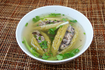 越南食物汤苦瓜塞与地面肉营养受欢迎的菜越南餐苦葫芦丰富的维生素可以反糖尿病季节与春天洋葱peziza