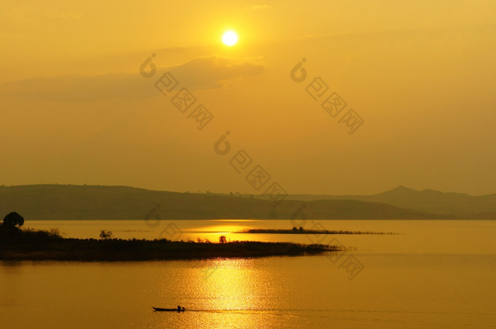 摘要越南农村日落太阳黄色的天空充满活力的颜色轮廓人划船行船南湖Dakak越南房子水使令人惊异的景观越南南旅行