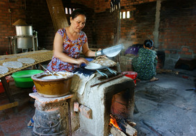 越南月亚洲女人坐着工作首页越南女使大米纸
