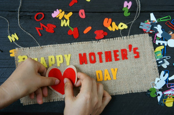 快乐母亲一天与爱<strong>妈妈</strong>消息的想法从色彩斑斓的信木背景女人手切割字符使礼物为<strong>妈妈</strong>。快乐一天显示感觉与<strong>妈妈</strong>。爱家庭