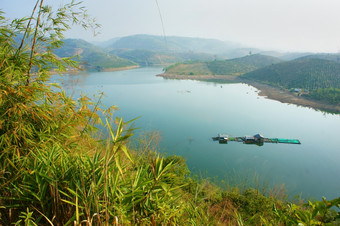 不错的景观越南农村生态湖与浮动房子山周围与山绿色环境新鲜的空气美的地方为越南旅行