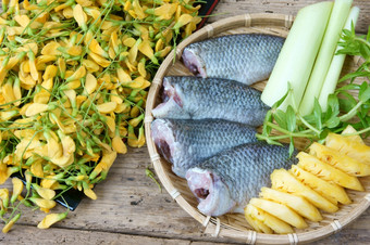 越南食物酸鱼蔬菜汤成分鱼菠萝罗望子香菜常见的芝士班一个气泡服务服务这营养吃具体的湄公河δ越南夏天