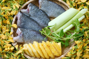 越南食物酸鱼蔬菜汤成分鱼菠萝罗望子香菜常见的芝士班一个气泡服务服务这营养吃具体的湄公河δ越南夏天