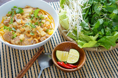 被而且生材料猪肉肉沙拉蔬菜辣椒柠檬黄色的面条干虾被面条著名的越南食物非常美味的吃