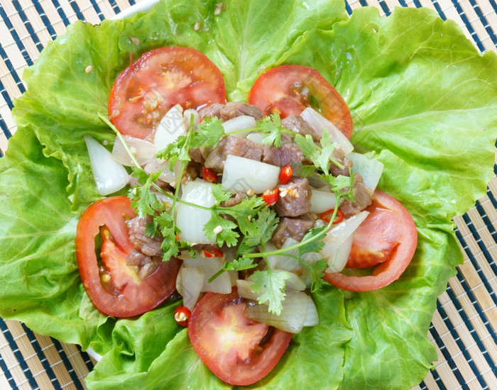 越南食物卢克紫胶营养而且美味的吃牛肉弗莱与香料洋葱大蒜吃与沙拉番茄煮熟的大米