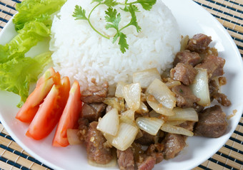 越南食物卢克紫胶营养而且美味的吃牛肉弗莱与香料洋葱大蒜吃与沙拉番茄煮熟的大米