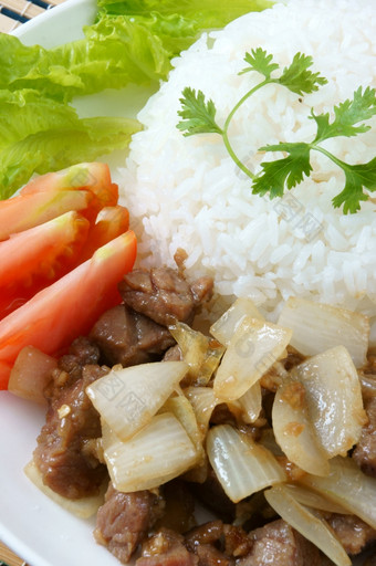 <strong>越南</strong>食物卢克紫胶营养而且美味的吃牛肉弗莱与香料洋葱大蒜吃与沙拉番茄煮熟的大米