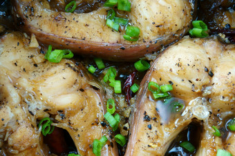 越南食物呵呵鱼烹饪与酱汁焦糖鱼亚洲吃生材料新鲜的水鱼洋葱大蒜胡椒这餐一营养美味的