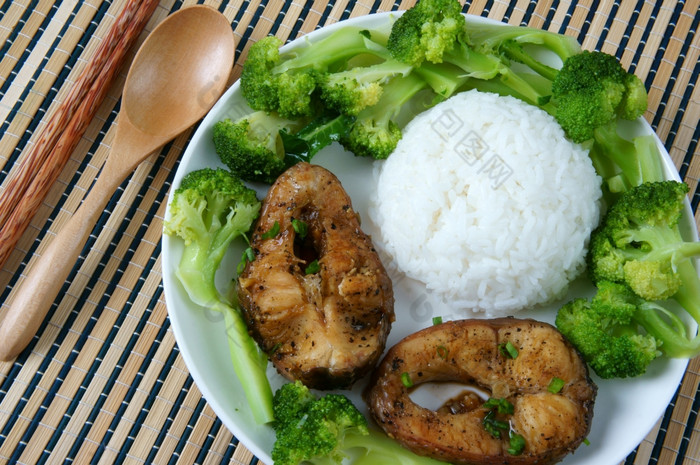越南食物呵呵鱼烹饪与酱汁焦糖鱼亚洲吃生材料新鲜的水鱼洋葱大蒜胡椒这餐一营养美味的