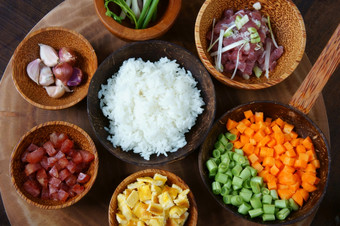 越南食物炸大米美味的亚洲吃生材料胡萝卜煮熟的大米肉蛋香肠洋葱大蒜这餐丰富的胆固醇卡路里