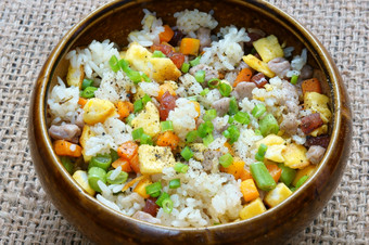 <strong>越南</strong>食物炸大米美味的亚洲吃生材料胡萝卜煮熟的大米肉蛋香肠洋葱大蒜这餐丰富的胆固醇卡路里