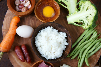 <strong>越南</strong>食物炸大米美味的亚洲吃生材料胡萝卜煮熟的大米肉蛋香肠洋葱大蒜这餐丰富的胆固醇卡路里