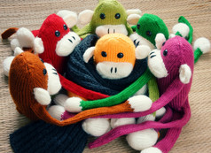 令人惊异的背景手工制作的产品集团自制的猴子与有趣的幽默的色彩斑斓的针织猴子使针织从羊毛羊毛玩具快乐新一年有趣的动物