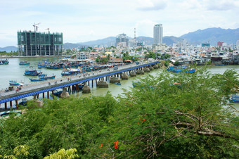 牙医页越南NAM-8月景观海滩城市视图从宝塔塔拥挤的城市船水下桥Nhatrang越南8月