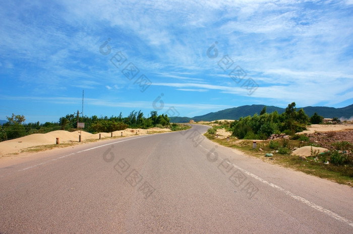 越南高速公路交叉沙子山丛林农村山路线为旅行发现Vietanam景观农村下蓝色的天空一天