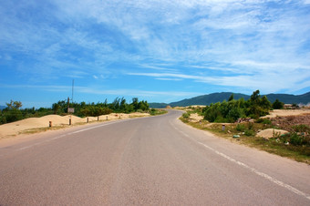 越南高速公路交叉沙子山丛林<strong>农</strong>村山路线为旅行发现Vietanam景观<strong>农</strong>村下蓝色的天空一天