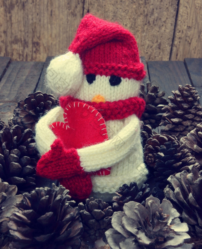 针织圣诞节点缀手工制作的雪人手使企鹅针织从红色的白色羊毛这玩具为圣诞节假期摘要背景与松锥礼物卡红色的心