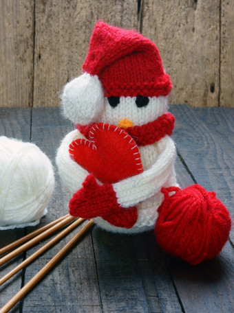 针织圣诞节点缀手工制作的雪人手使<strong>企鹅</strong>针织从红色的白色羊毛这<strong>玩具</strong>为圣诞节假期摘要背景与松锥礼物卡红色的心