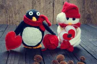 针织圣诞节点缀手工制作的雪人手使<strong>企鹅</strong>针织从红色的白色羊毛这<strong>玩具</strong>为圣诞节假期摘要背景与松锥礼物卡红色的心