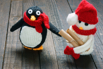 针织圣诞节点缀手工制作的雪人手使企鹅针织从红色的白色羊毛这玩具为圣诞节假期摘要背景与松锥礼物卡红色的心