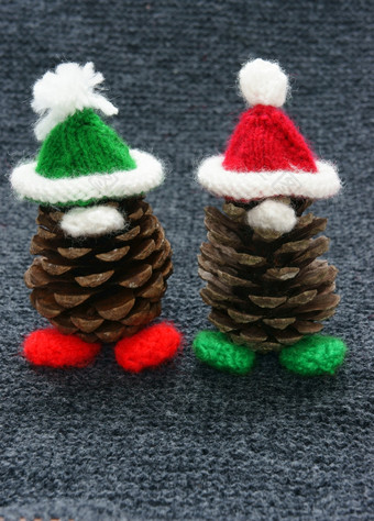 圣诞节松Gnome<strong>松果</strong>穿圣诞节他为装饰冬天假期与红色的绿色纱自制的产品针织他食物鼻子使令人惊异的和漂亮的礼物
