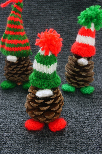 圣诞节松Gnome松果穿圣诞节他为装饰冬天假期与红色的绿色纱自制的产品针织他食物鼻子使令人惊异的和漂亮的礼物