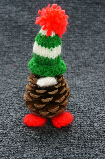 圣诞节松Gnome<strong>松果</strong>穿圣诞节他为装饰冬天假期与红色的绿色纱自制的产品针织他食物鼻子使令人惊异的和漂亮的礼物