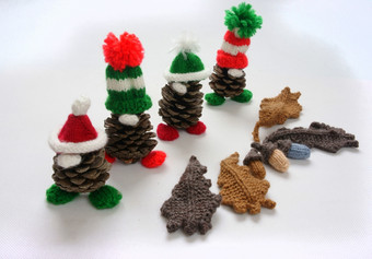圣诞节松Gnome白色背景圣诞节松果穿圣诞节他为装饰冬天假期与红色的绿色纱自制的产品针织他食物鼻子使令人惊异的和漂亮的礼物